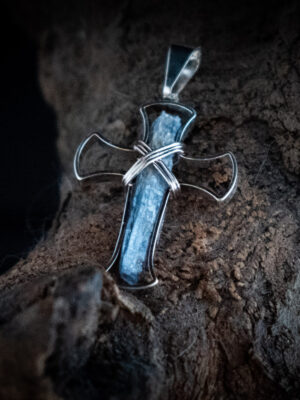 DSB_7003 Kyaniet hanger kruis verzilverd